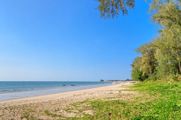 Mar azul claro en la playa de Bang Sak cerca de Khao Lak, Phang-Nga, Thail — Foto de Stock