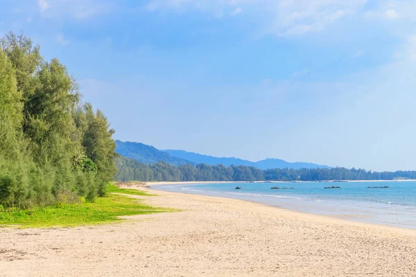 Čisté modré moře na Bang Sak Beach poblíž Khao Lak, Phang-Nga, Thail — Stock fotografie