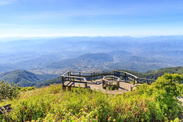 Plataforma de observação da paisagem na trilha natural de Kew Mae Pan, Doi In — Fotografia de Stock