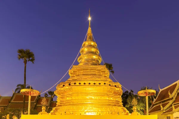 Golden buddha reliquia pagoda en Wat Phra Que Si Chom Thong Worawi —  Fotos de Stock
