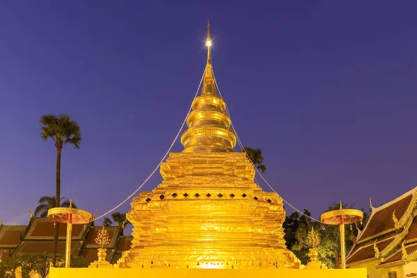 Goldene Buddha Relikt Pagode am wat phra that si chom thong worawi — Stockfoto