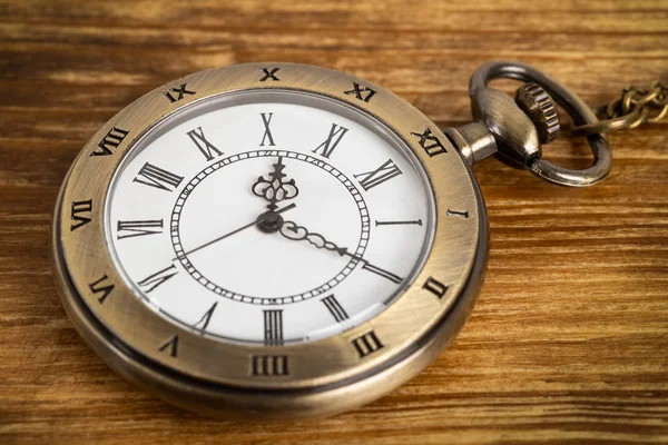 Horloge de poche Vintage sur fond en bois — Photo