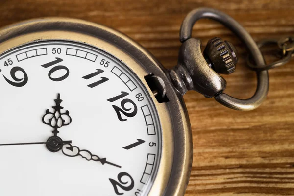 Reloj de bolsillo vintage sobre fondo de madera — Foto de Stock