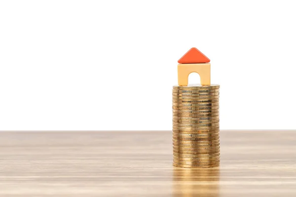 Mini casa modelo no conceito de pilha de moedas para hipoteca, finanças, um — Fotografia de Stock