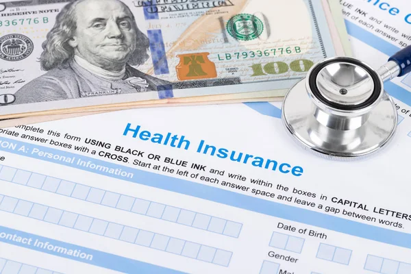 Ziektekostenverzekering aanvraagformulier met stethoscoop en calculato — Stockfoto