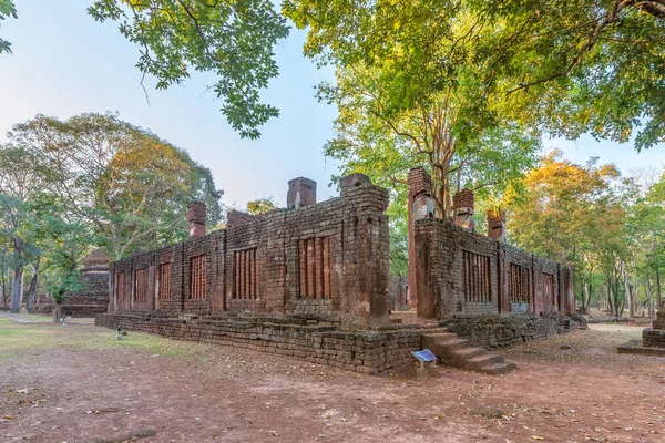 Wat phra non (liegender Buddha) Tempel in Kamphaeng phet histori — Stockfoto