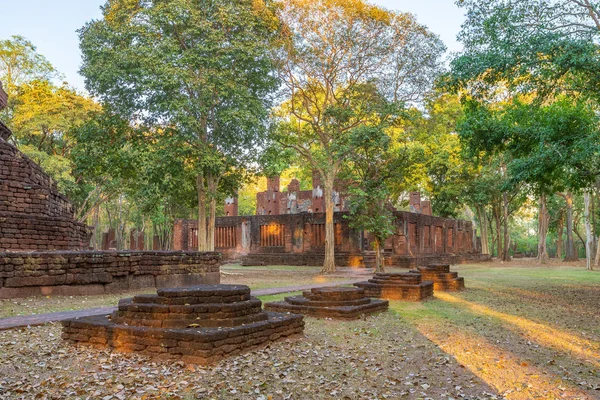 Wat Phra Non (Reclinando Buda) templo em Kamphaeng Phet Histori — Fotografia de Stock