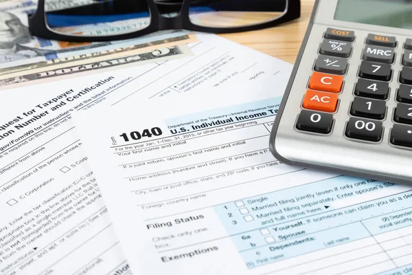 Formularz zwrotu podatku dochodowego od osób fizycznych przez IRS, pojęcie opodatkowania — Zdjęcie stockowe