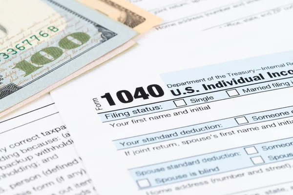 Formularz zwrotu podatku dochodowego od osób fizycznych przez IRS, pojęcie opodatkowania — Zdjęcie stockowe