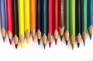 Beyaz arka plan üzerinde izole renkli kalemler dalgası