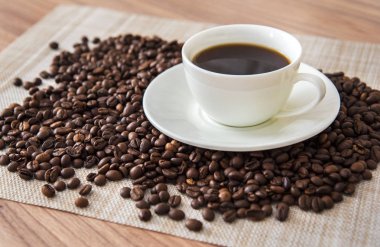 Beyaz kahve bir fincan kahvenin üzerinde duruyor