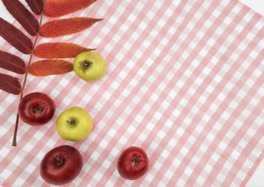 Elma ve sonbahar yaprakları ile pembe peçete