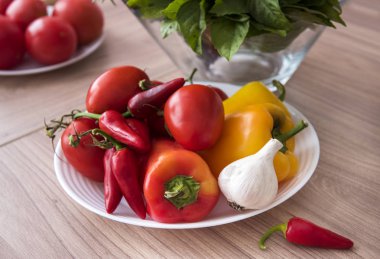 Domates, biber ve sarımsak plaka üzerinde vardır