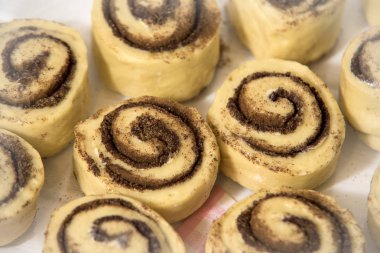 Hamur, tarçın ve şeker değil pişmiş çörekler