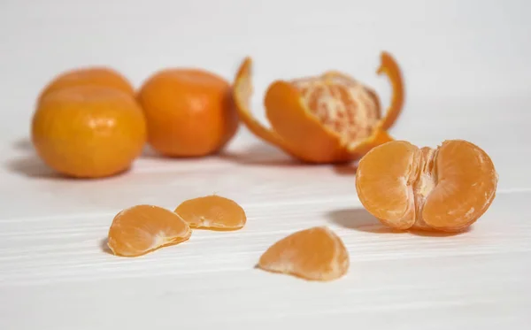 Mandarijnen Tangerine Segmenten Liggen Een Witte Tafel — Stockfoto