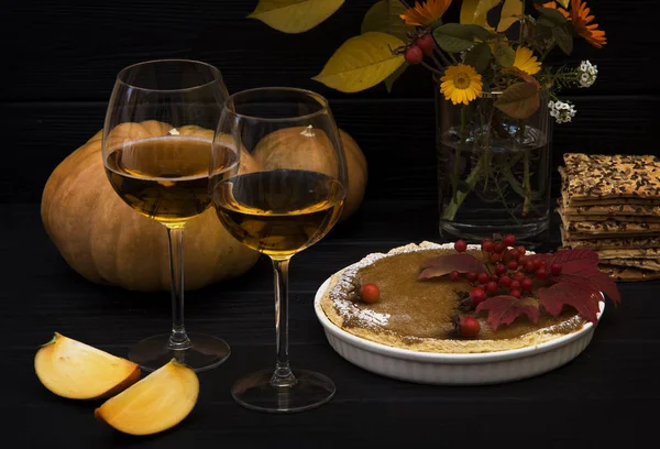 Torta Abóbora Com Dois Copos Vinho Cáqui Abóbora Biscoitos Folhas — Fotografia de Stock