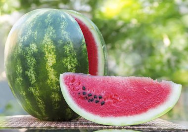 Bambu peçeteye büyük bir karpuz yakınındaki bir dilim karpuz yatıyor