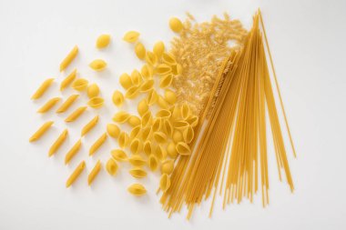 Beyaz bir arka plan üzerinde makarna farklı türleri vardır