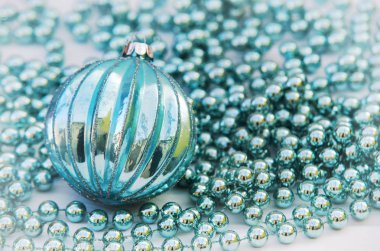 beyaz zemin üzerinde mavi bir çelenk üzerinde mavi Noel biblo