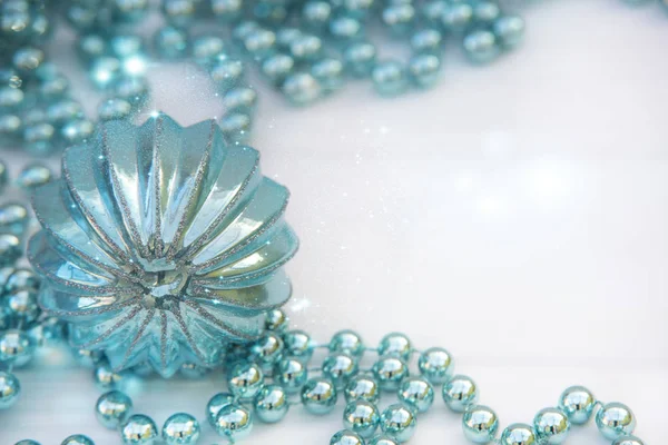 beyaz zemin üzerinde mavi bir çelenk üzerinde mavi Noel biblo