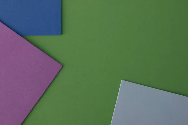 arka plan için renk kağıtları. Renkli arka plan rengi kağıt üçgen şeklinde. Soyut renkli üçgen şeklinde renk kağıt düzeninin