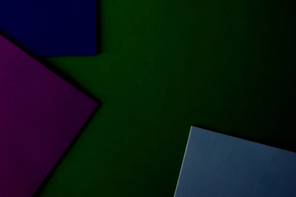 arka plan için renk kağıtları. Renkli arka plan rengi kağıt üçgen şeklinde. Soyut renkli üçgen şeklinde renk kağıt düzeninin