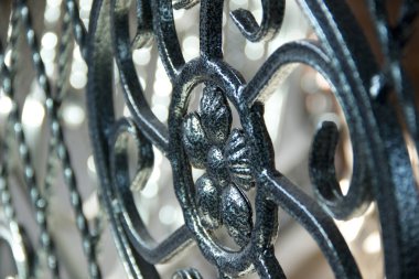 Sahte metal ürünlerinin parçası. Close. Süs dövme, dövme elemanları. Tasarımcı çalışmaları için öğeler. Sahte ürün örnekleri. Merdiven korkulukları veya balkon dekorasyon unsuru. Metaldekoratif parçalar, el dövme elemanları 