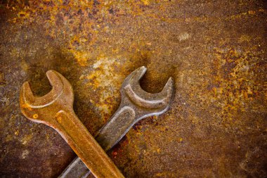 Oto tamirhane konsepti, araba tamiri, motosiklet. Eski pliers, çekiç ve paslı demir levha üzerinde kesici. Garajda anahtarlar, anahtarlar seti kullanışlı endüstriyel alet, mekanik atölyede eski anahtarlar, motorlu araçlar için kullanışlı bir alet.