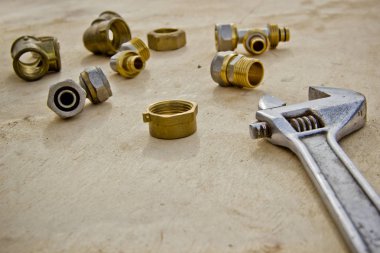 Sıhhi tesisat konsepti. parlak ahşap masa arka plan üzerinde araçları ve borular. Tesisat işleri için montaj ve iki ayarlanabilir anahtarlar. İşçi bayramı arka plan konsepti. Babalar Günü için bir kavram