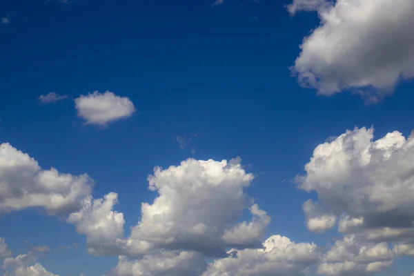 Mavi arkaplanı olan güzel bulutlar. Doğa havası, bulut mavisi gökyüzü