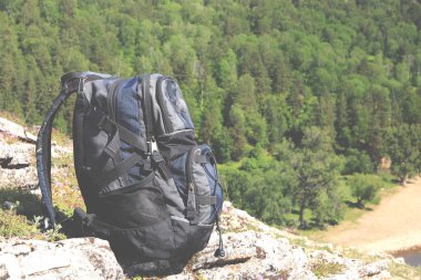 Aktif yaşam tarzı, turizm, yürüyüş ve konsept. Açık hava aktiviteleri, turizm ve macera. Turist sırt çantası nehir ve ormanın arka planında..