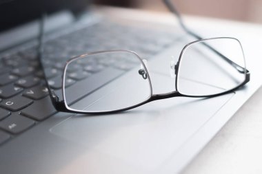 Bardaklar ve dizüstü bilgisayarlar ofiste. Odaklanamıyorum. Bulanık