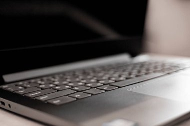 Ofis Masasındaki İnce Laptop. Odaklanamıyorum. Bulanık