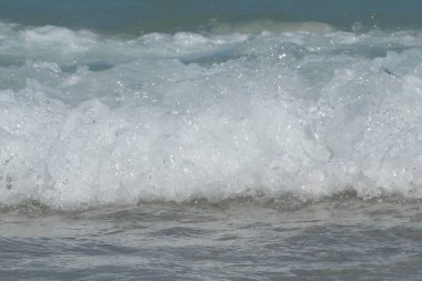 Deniz dalgasının bir kısmı, güzelliğine yakalanmış köpük yapıyor. Yaz 2018, Scala Potamia Yunanistan Thassos