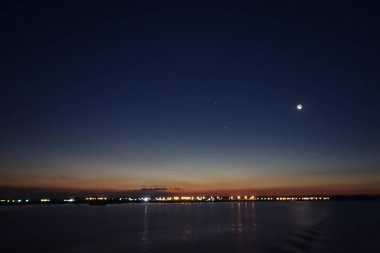 Ege Denizi'nde gün doğumu. Yeni bir günün doğuşu. Genç ay ve kara. Feribot la thassos'a sabah erkenden gitmek. Yaz 2018
