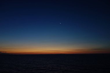 Ege Denizi'nde gün doğumu. Yeni bir günün doğuşu. Genç ay. Feribot la thassos'a sabah erkenden gitmek. Yaz 2018