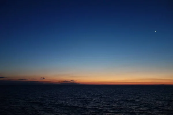 Wschód Słońca Nad Morzem Egejskim Narodziny Nowego Dnia Młody Księżyc — Zdjęcie stockowe