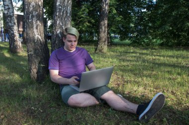 Cep telefonu ile arama ve bilgi netbook, okuma hipster adam