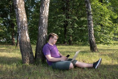 Cep telefonu ile arama ve bilgi netbook, okuma hipster adam