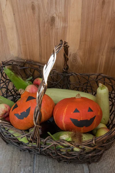 Pumpor och nedgången skörd dekorativa grönsaker i en korg för Thanksgiving dekoration — Stockfoto