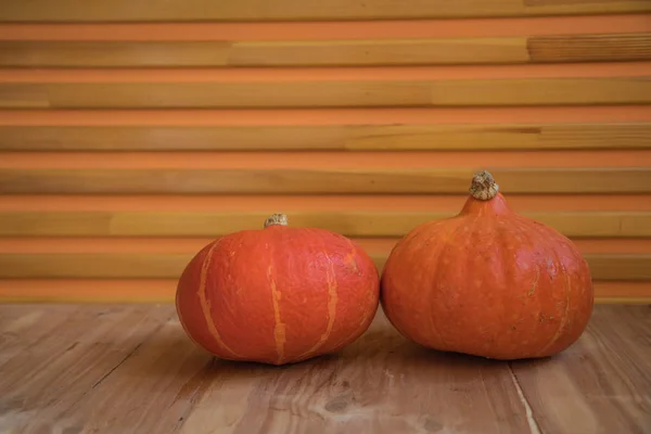 Oranje halloween pompoenen op houten achtergrond, vakantie decoratie — Stockfoto