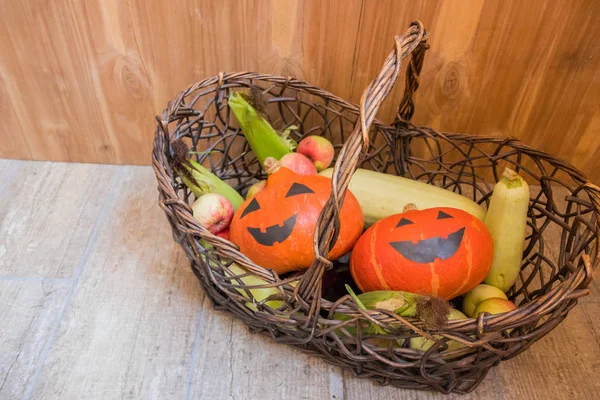 Pumpor och nedgången skörd dekorativa grönsaker i en korg för Thanksgiving dekoration — Stockfoto