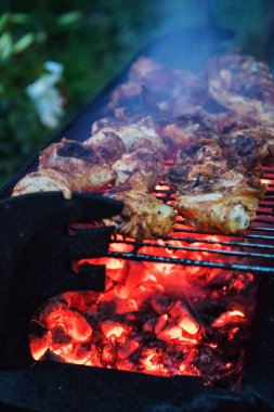 Ev yapımı Barbekü yaz bahçesinde charcoals ızgarada pişirme 