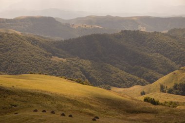 Güzel manzara ile sonbahar saman balya dağlarda