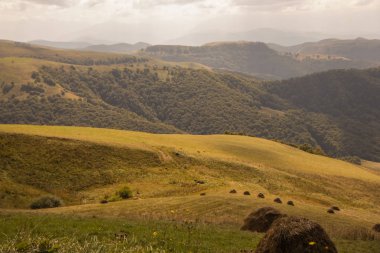 Güzel manzara ile sonbahar saman balya dağlarda