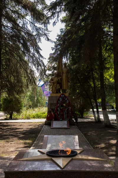 Mineralnye Vody, Russia. 09.10.2018 . Unkown soldiers grave in the park of Mineralnye Vody city — Stock Photo, Image
