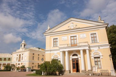 Pavlovsk, St Petersburg, Rusya Federasyonu - 10 Eylül 2018. Büyük Saray ve İmparator Pavel anıt ben Pavlovsk Park