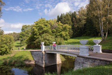 Pavlovsk, St Petersburg, Rusya Federasyonu - 10 Eylül 2018. Sonbahar günü parkta yürüyüş insanlar