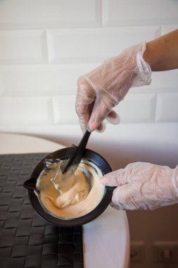 kadın Kuaför saç boya renk karıştırma proses