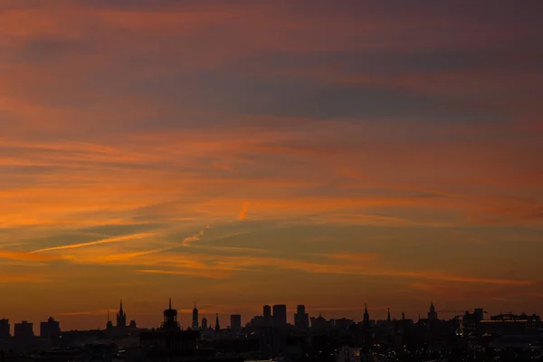 O pôr-do-sol de fogo sobre Moscovo. Vista para Moscow International Business Center, Moscou-cidade . — Fotografia de Stock